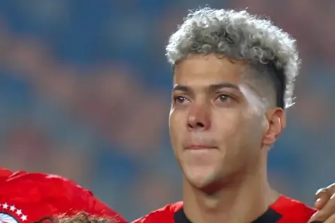 لم يتمالك نفسه.. إمام عاشور يستقبل النشيد الوطني "بالدموع" قبل ودية نيجيريا